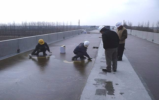 防水施工時基面應該怎么處理？