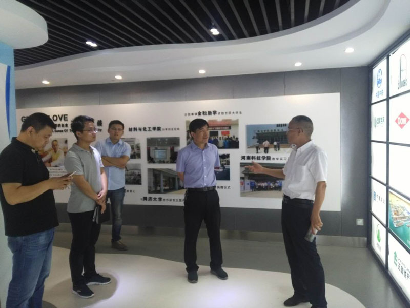 董事長倪貴全介紹公司正商地產、中鐵等戰略合作單位_開來SECOV濕克威防水